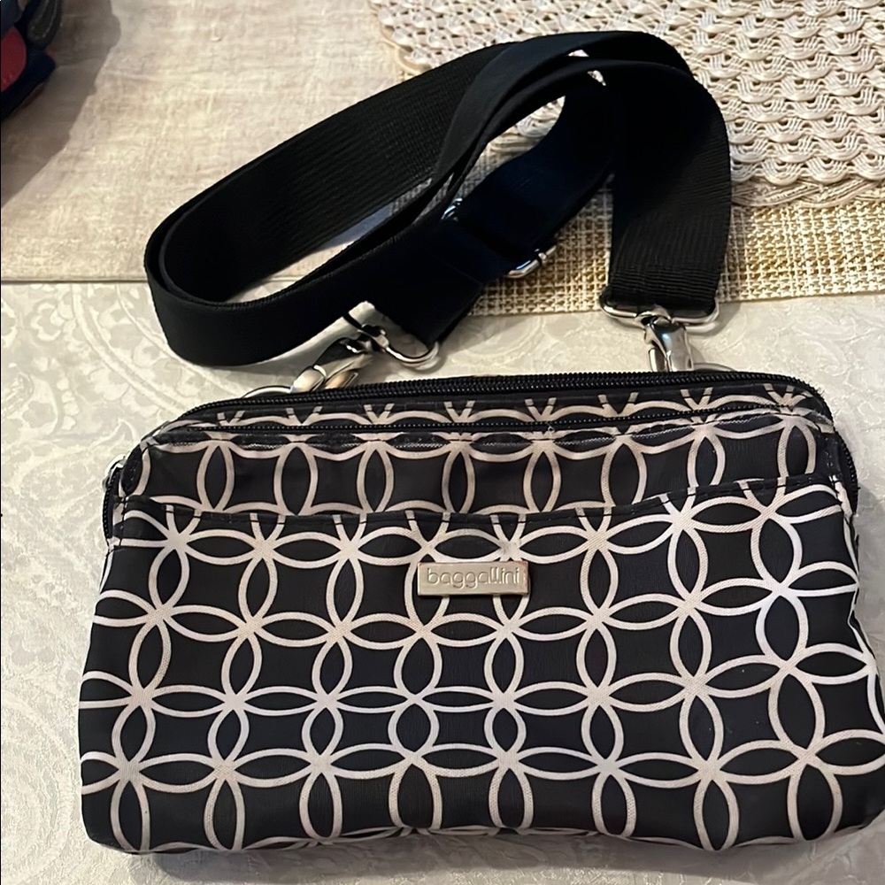 Baggallini TRAVEL Mini Everyday Bagg CROSSBODY BAG HANDBAG Vegan Black White EUC